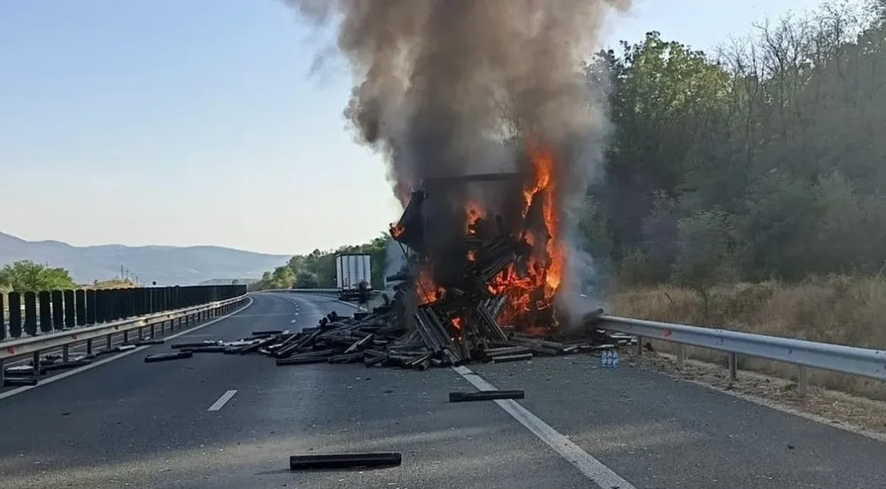 A1 Ilia–Deva: remorcă de TIR în flăcări, burlane metalice pe carosabil