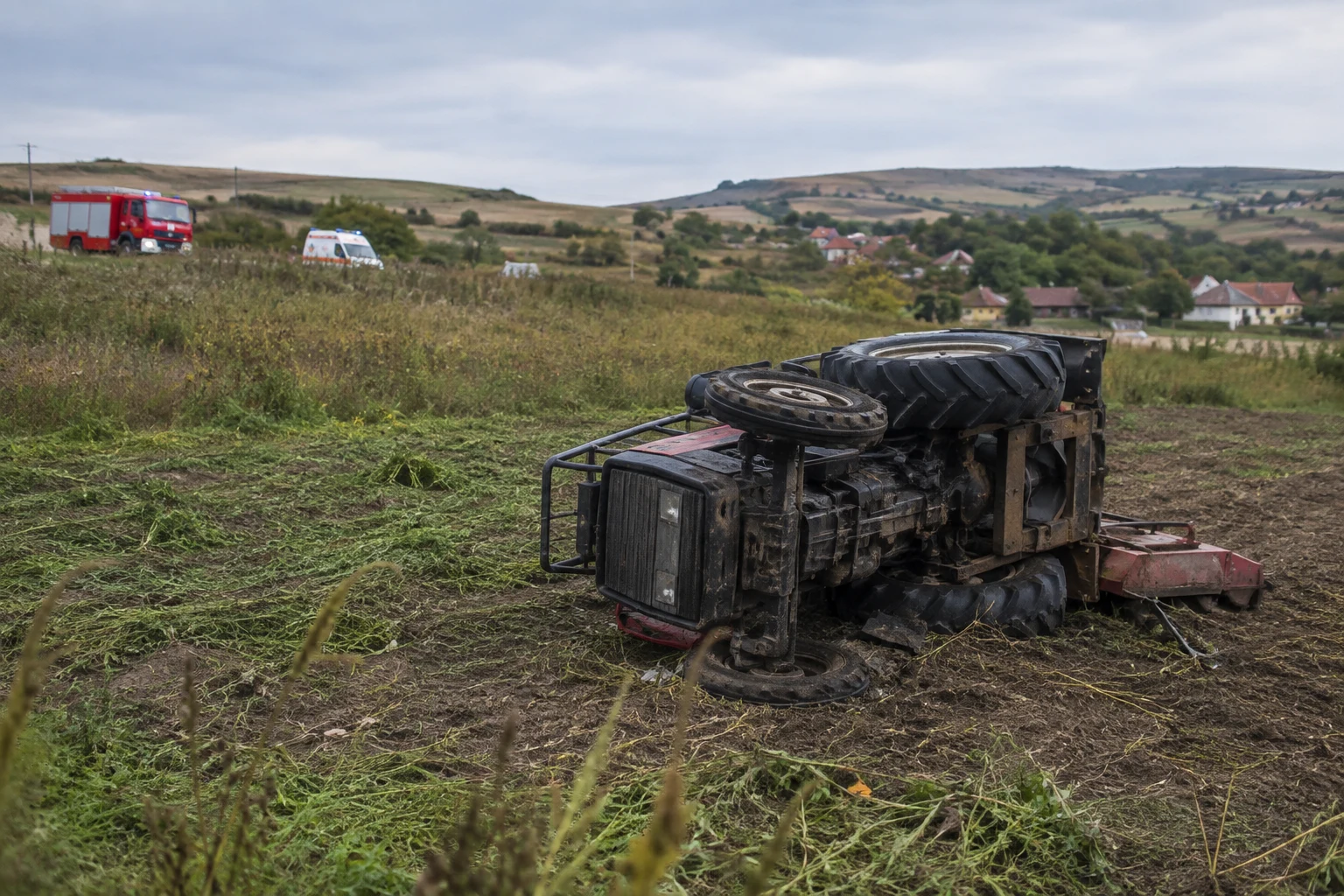 Un bărbat de 58 de ani a murit după răsturnarea unui tractor la Băița