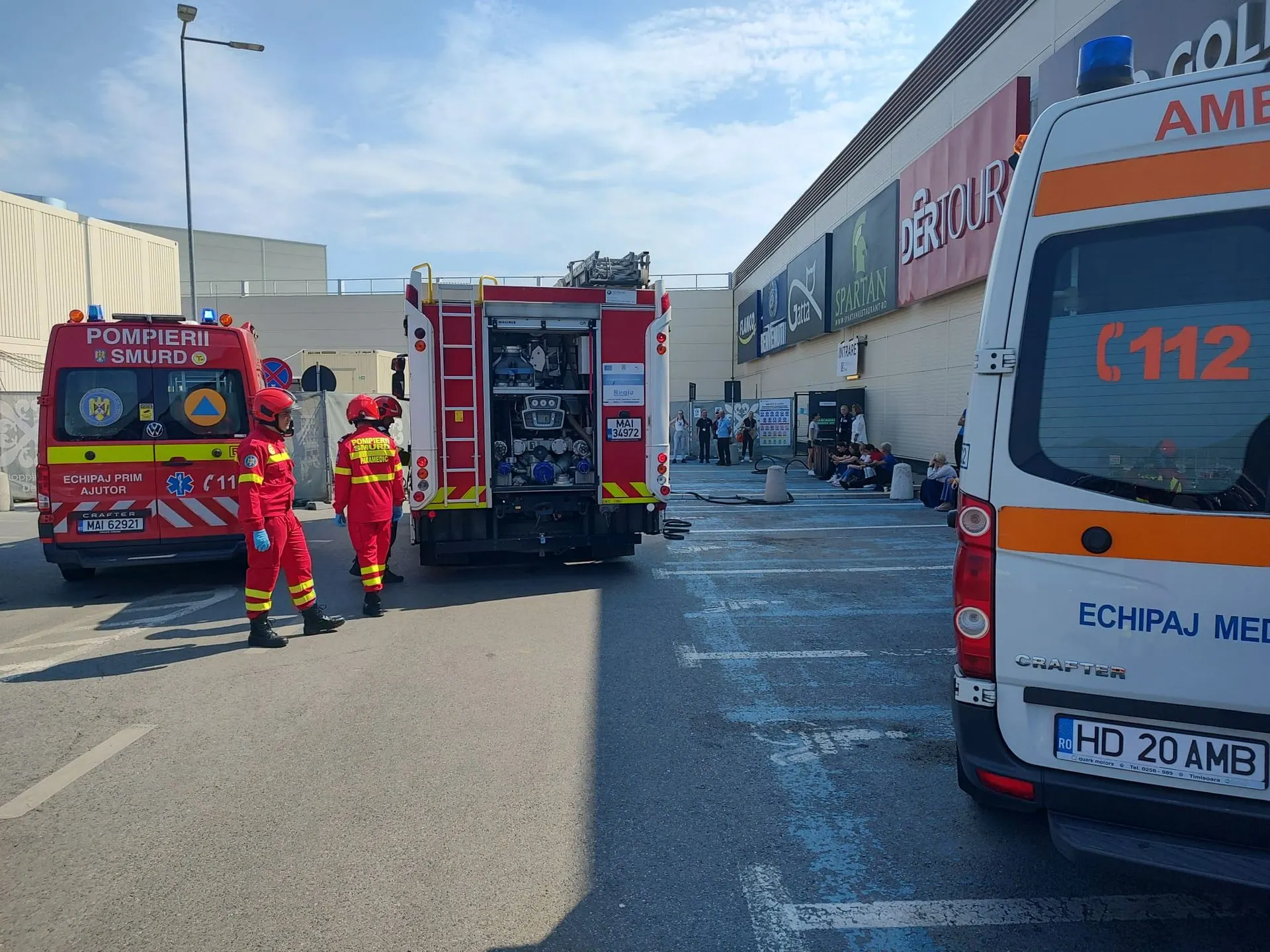 Deva: fum într-un complex comercial, sute de persoane evacuate