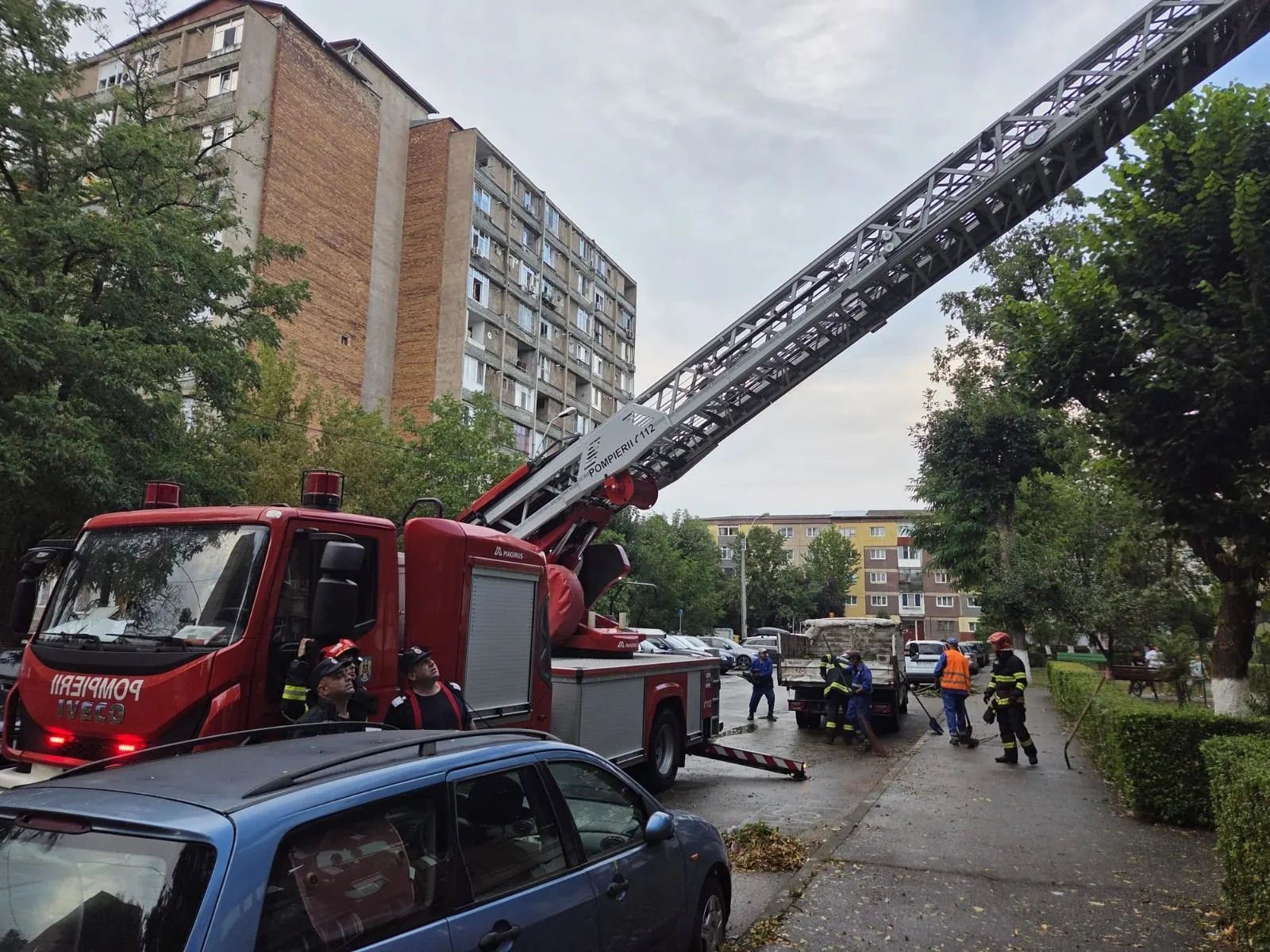 Hunedoara: Cod portocaliu — copaci pe mașini și acoperiș desprins de pe un bloc
