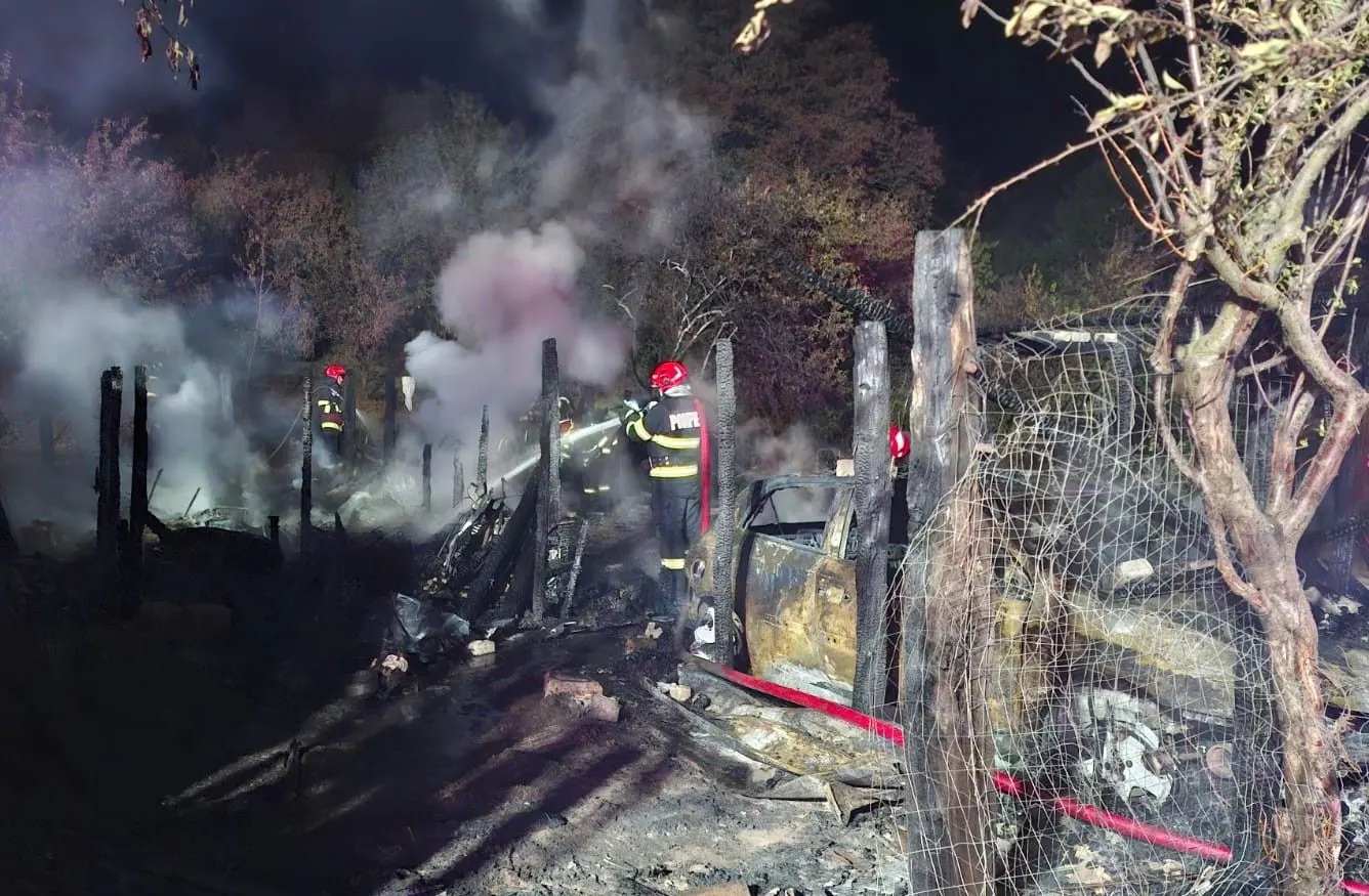 Hunedoara: incendiu la construcții improvizate pe circa 180 mp