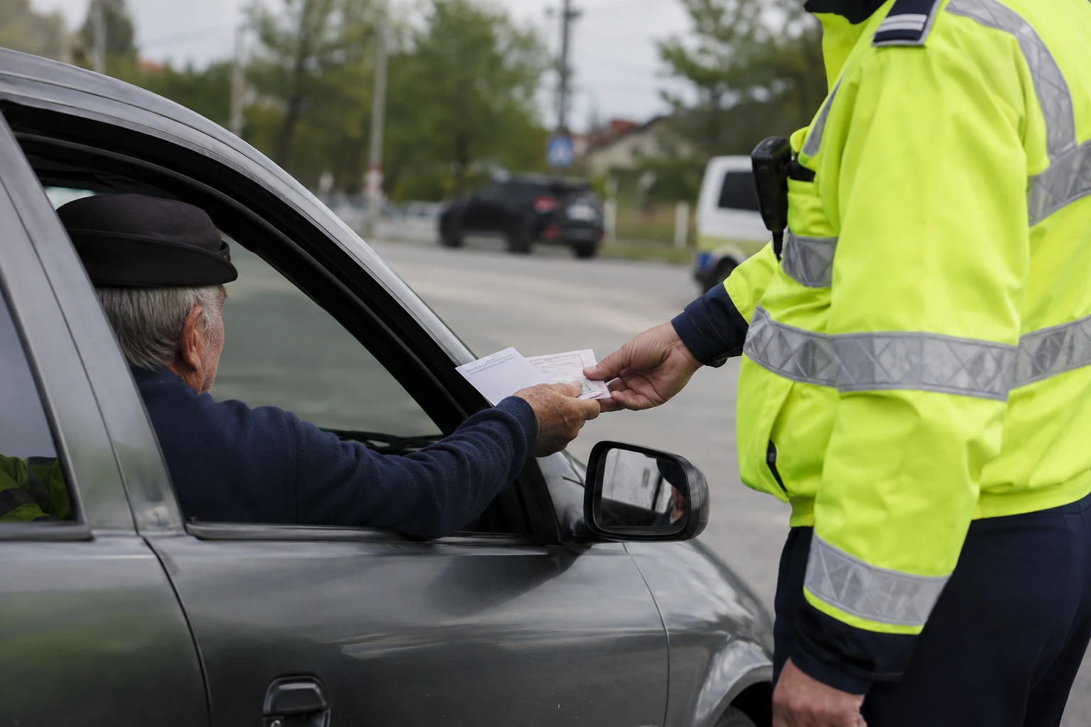 Șofer de 76 de ani, cercetat la Hunedoara după ce ar fi condus cu permisul retras