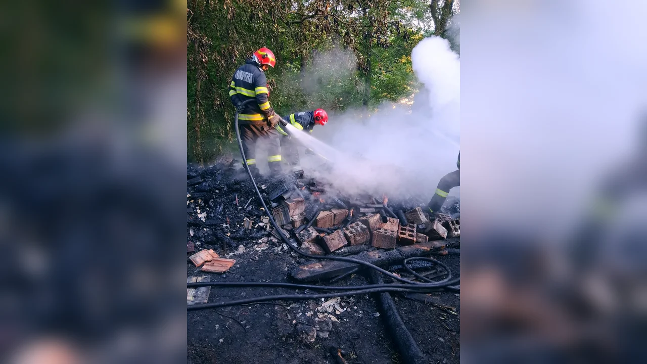 Incendiu la anexe în Ciula Mică: trei ore de intervenție, casa salvată