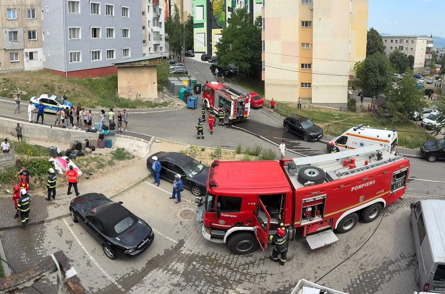 Incendiu pe strada Bejan din Deva: fum pe casa scării, doi locatari asistați medical