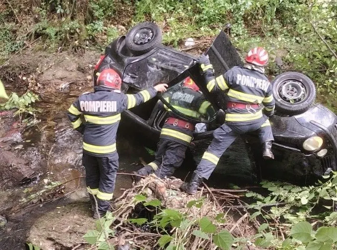 Teliuc, spre Ghelari: autoturism răsturnat, doi răniți duși la Hunedoara